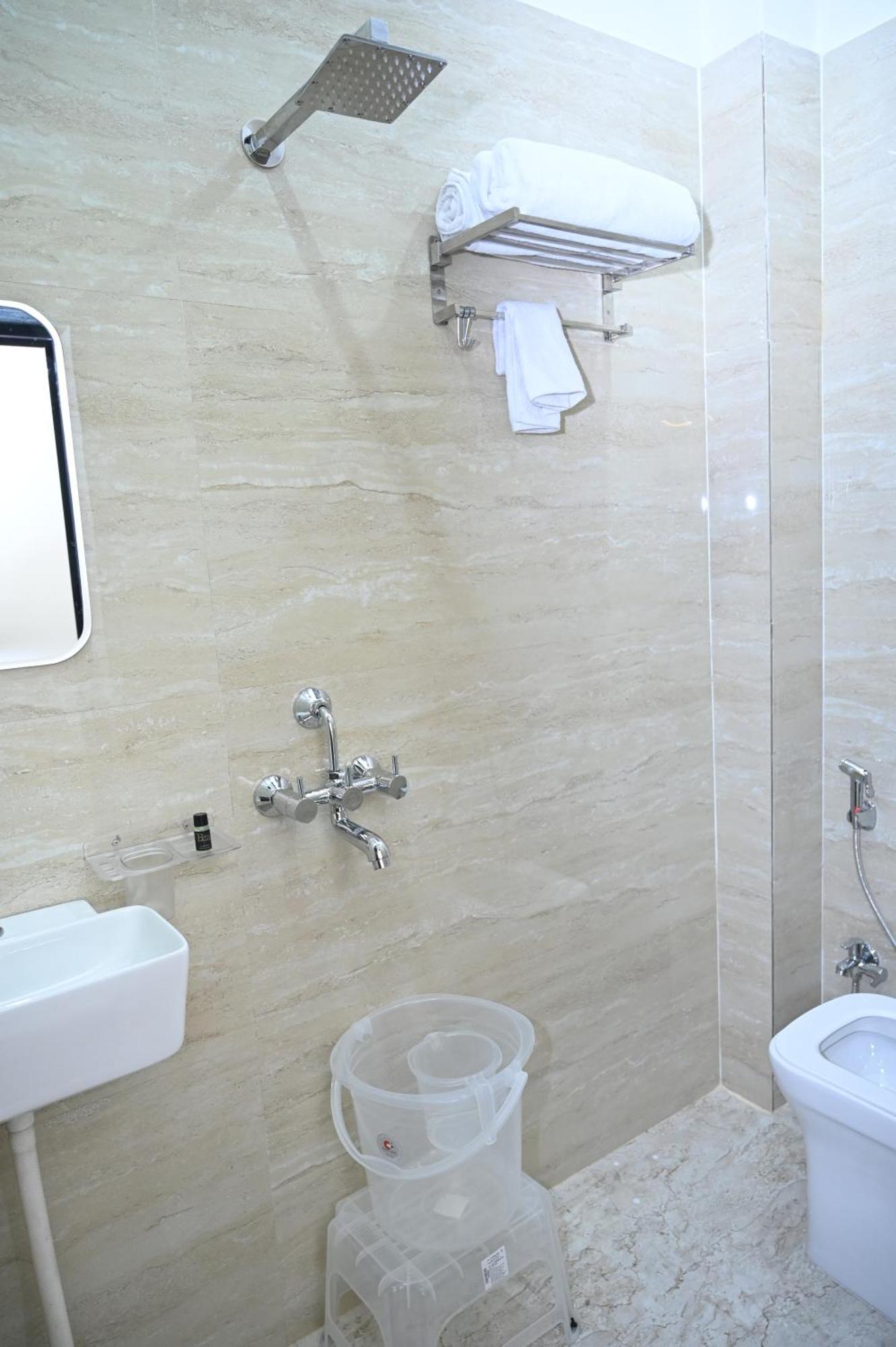 ורנאסי Sun High Stay Luxury Guest House מראה חיצוני תמונה